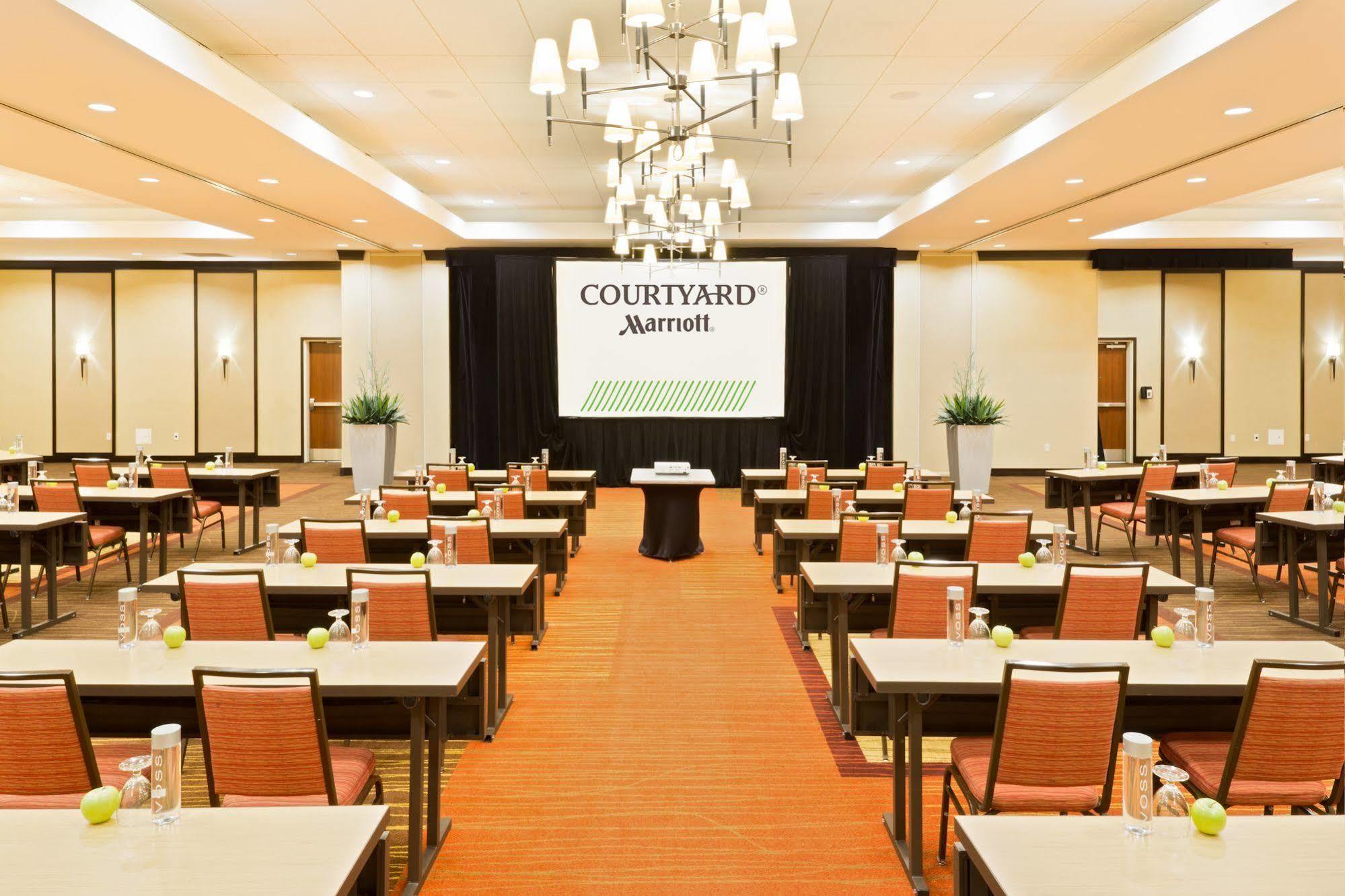 Courtyard Fort Wayne Downtown At Grand Wayne Convention Center Εξωτερικό φωτογραφία